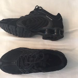 Black nike shox